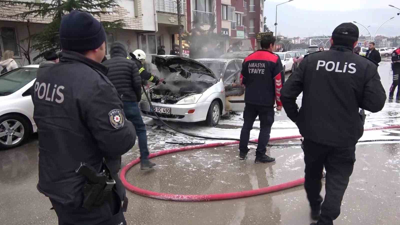 Amasya’da otomobil alev alev yandı, patlamalar korkuttu
