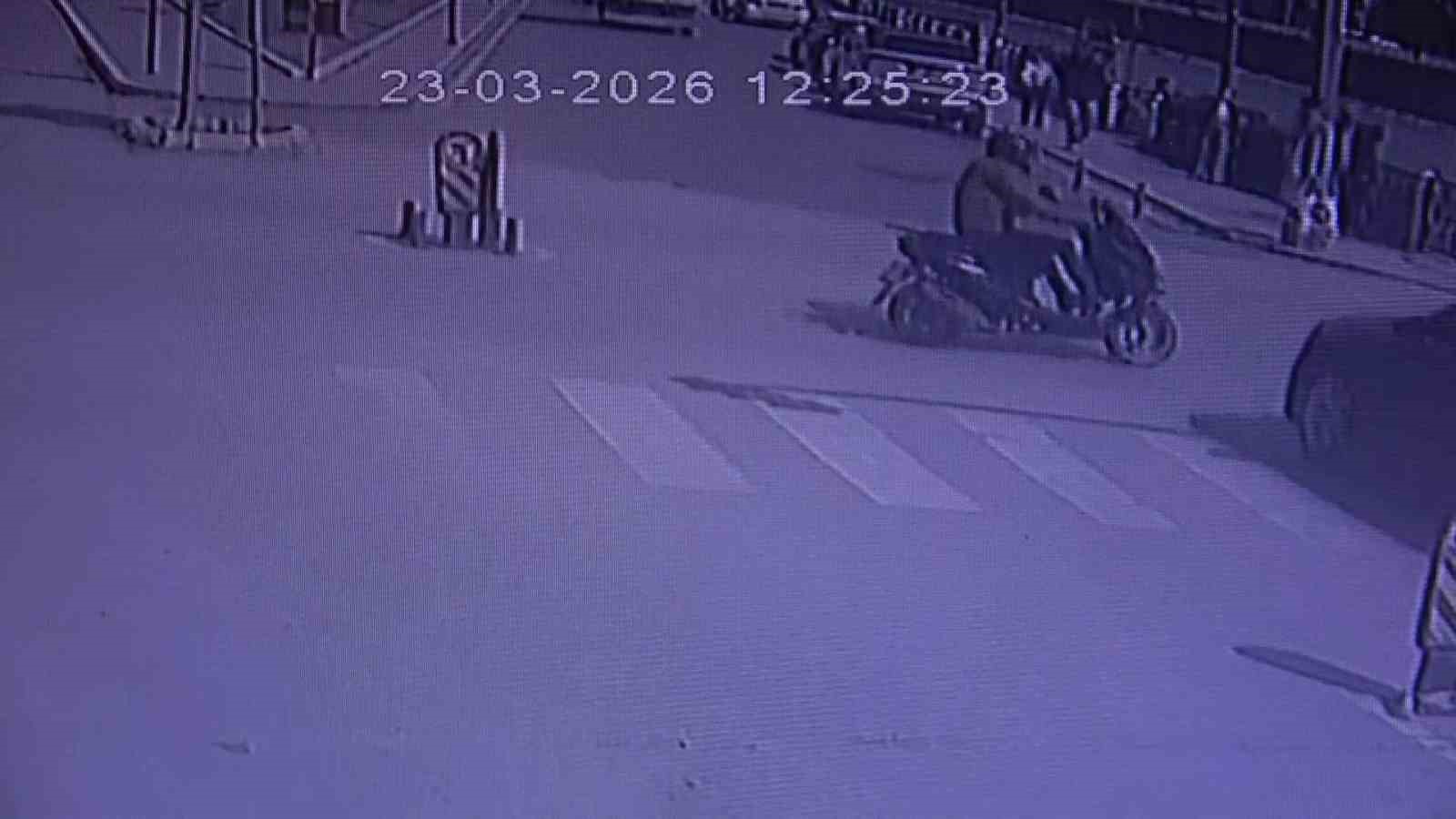 Amasya’da otomobilin çarptığı motosikletli havada takla attı
