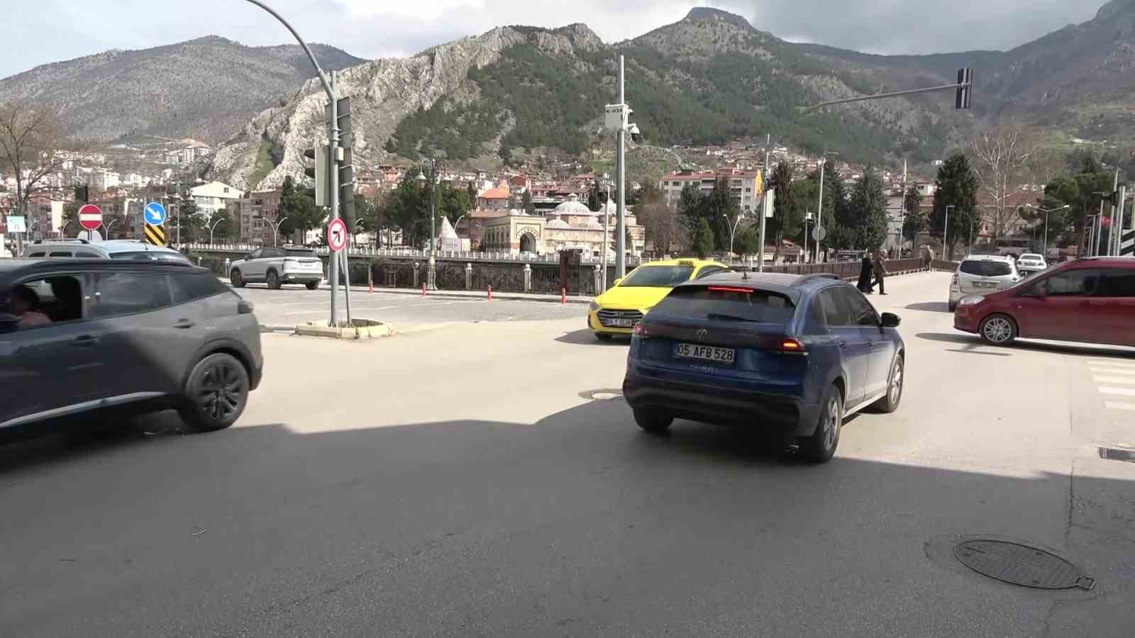 Amasya’da otomobilin çarptığı motosikletli havada takla attı
