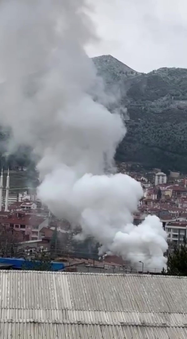 Amasya’da yangında mahsur kalan köpeği muhtar kurtardı
