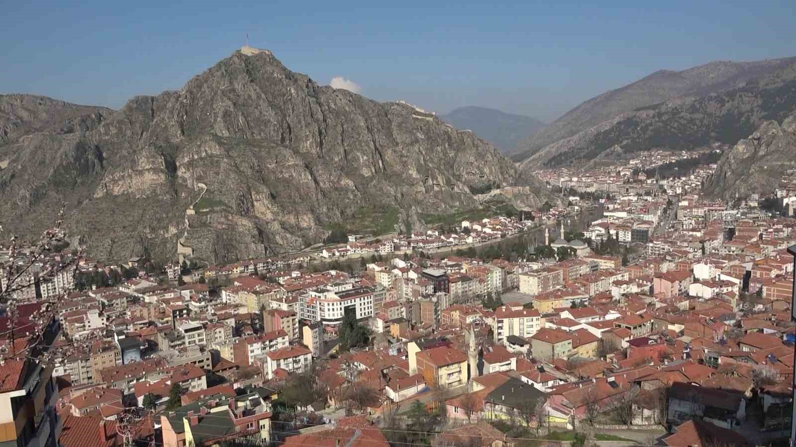 Amasya’da yaşlıların bayram temizliğini ‘vefalı eller’ yaptı
