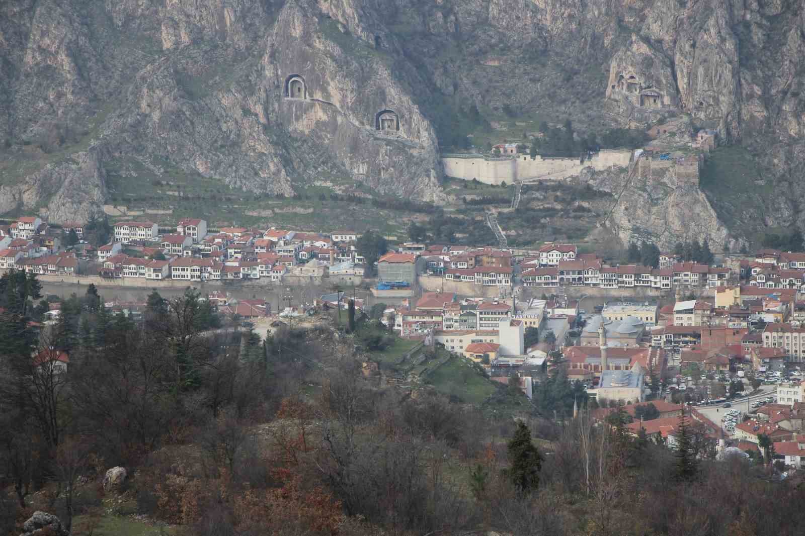 Amasya’nın dağlarında çiçekler açmaya başladı: "Anadolu’daki bitkiler milli servet"
