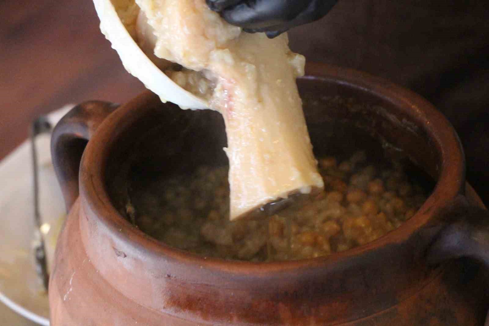 Amasya’nın tescilli lezzeti ’taş fırın keşkeği’: Pişmesi 12 saat sürüyor
