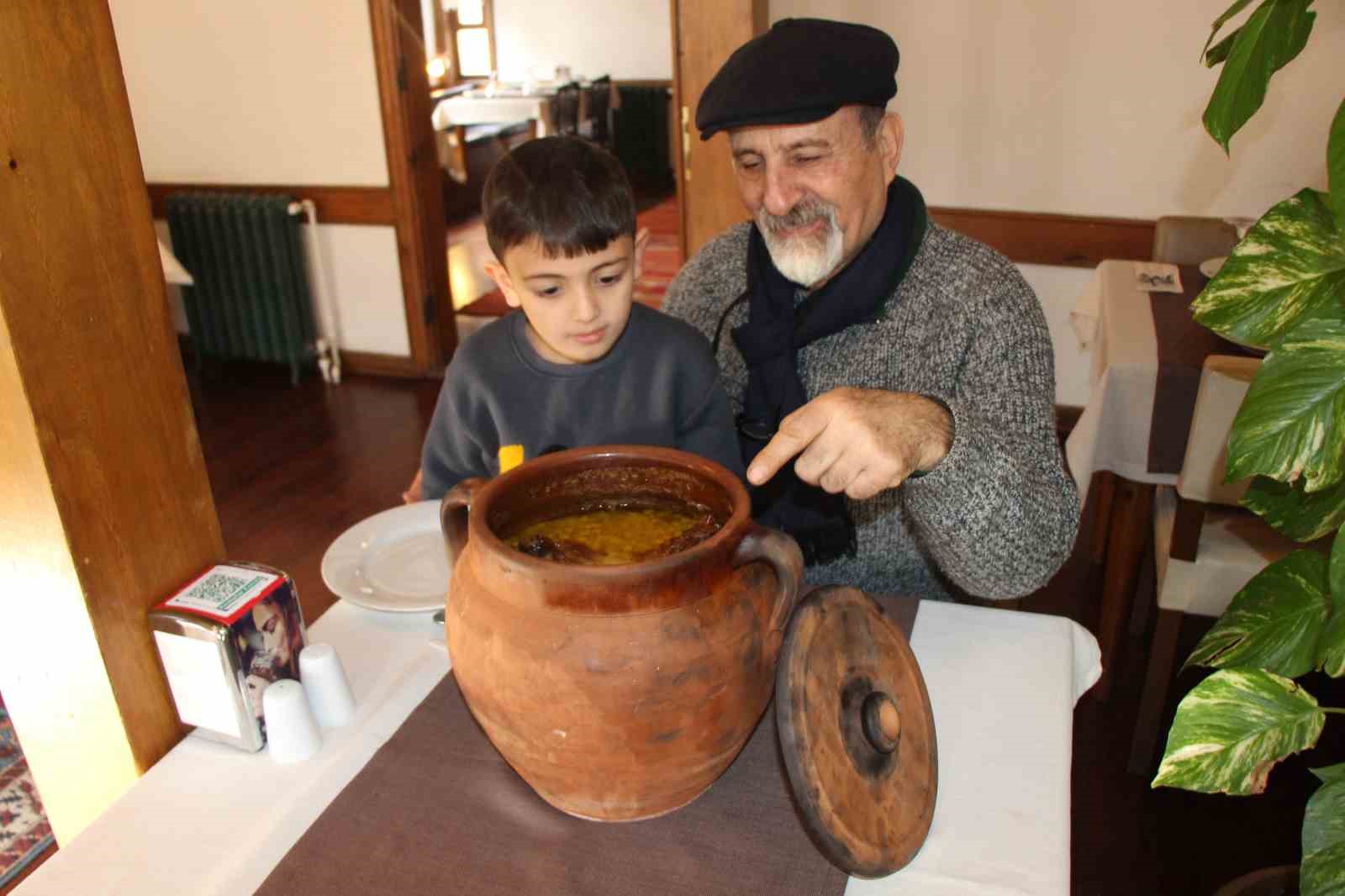 Amasya’nın tescilli lezzeti ’taş fırın keşkeği’: Pişmesi 12 saat sürüyor
