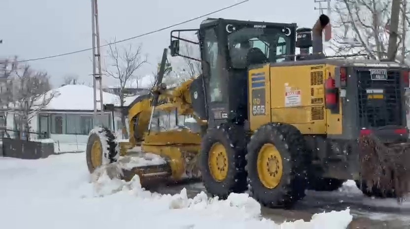 Amasya’ya Mart ayında kış geri döndü, Alan köyünde karlı yol greyderle açıldı
