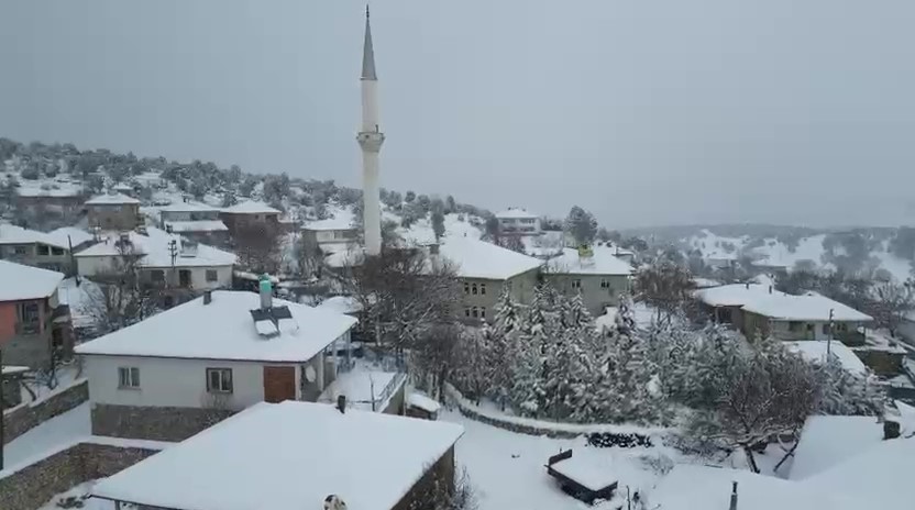 Amasya’ya Mart ayında kış geri döndü, Alan köyünde karlı yol greyderle açıldı
