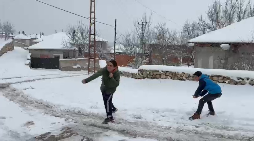 Amasya’ya Mart ayında kış geri döndü, Alan köyünde karlı yol greyderle açıldı
