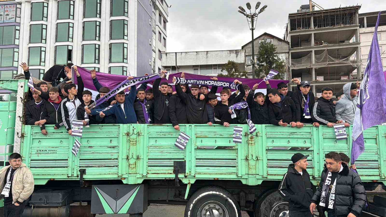 Amatör maçta ilginç görüntüler: Taraftarlar kamyon kasasında maça gitti
