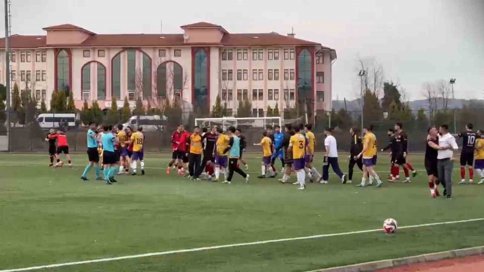 Amatör maçta saha karıştı
