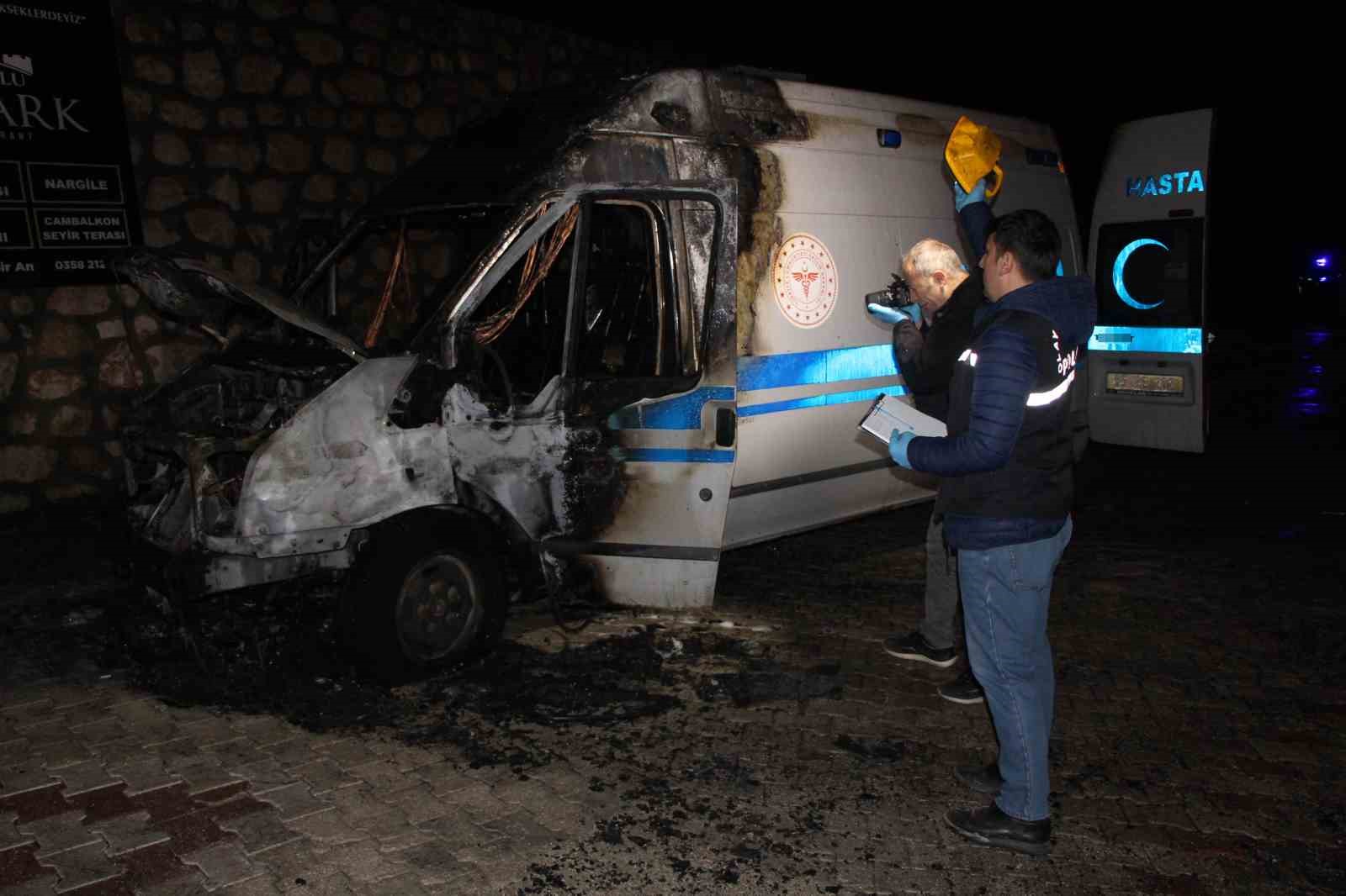 Ambulans alev aldı: Kahraman şoför, hasta ve yakınlarını kurtardı, oksijen tüplerinin patlamasını önledi
