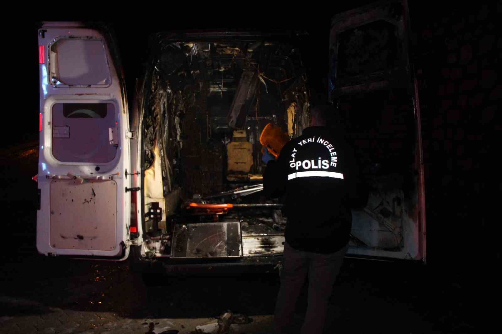 Ambulans alev aldı: Kahraman şoför, hasta ve yakınlarını kurtardı, oksijen tüplerinin patlamasını önledi
