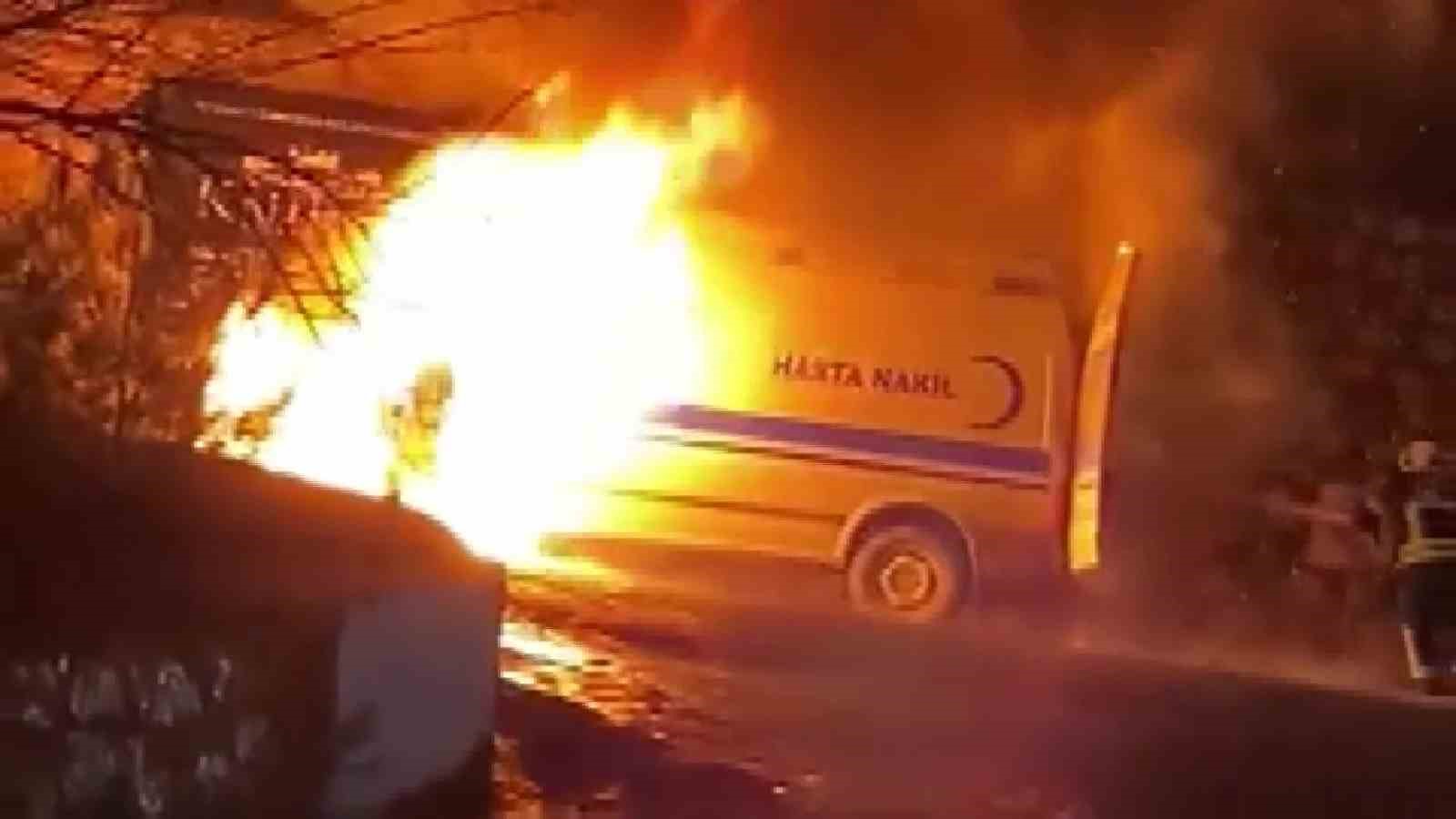 Ambulans alev aldı: Kahraman şoför, hasta ve yakınlarını kurtardı, oksijen tüplerinin patlamasını önledi
