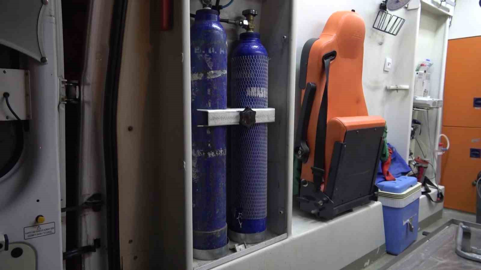 Ambulans alev aldı: Kahraman şoför, hasta ve yakınlarını kurtardı, oksijen tüplerinin patlamasını önledi
