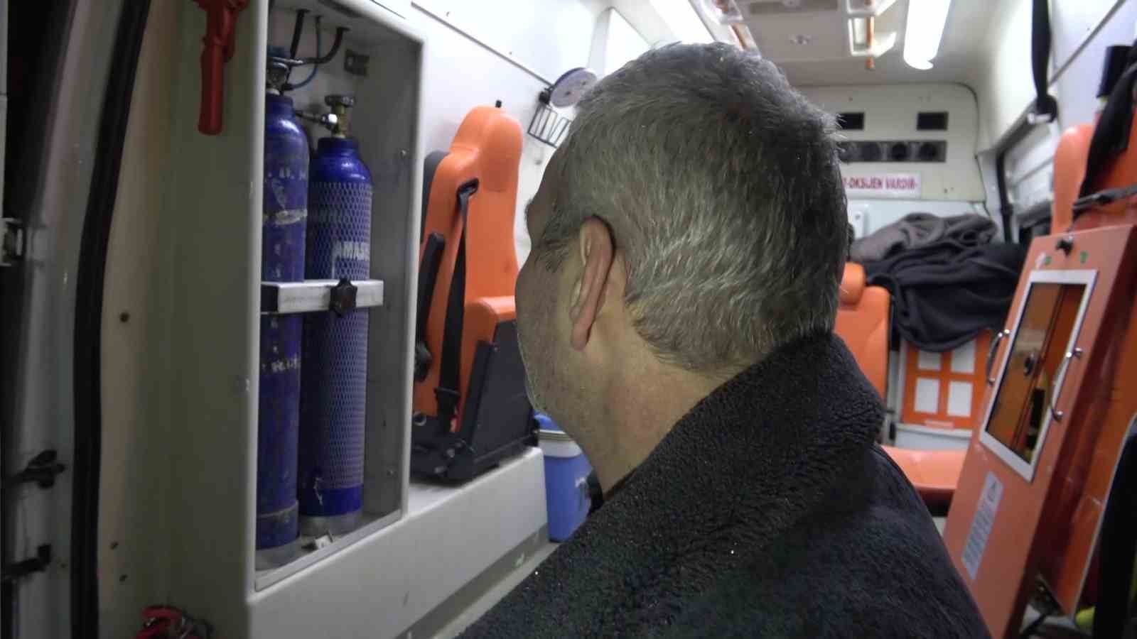 Ambulans alev aldı: Kahraman şoför, hasta ve yakınlarını kurtardı, oksijen tüplerinin patlamasını önledi
