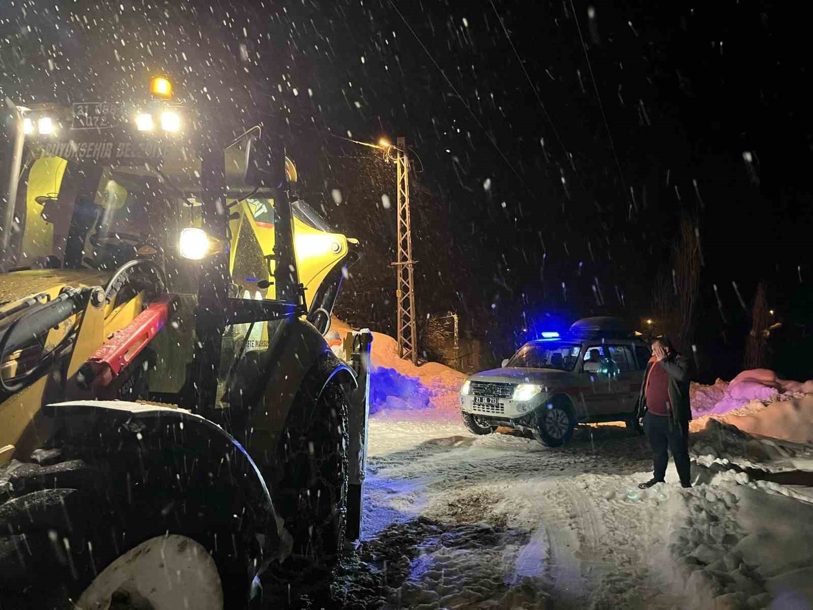 Ambulans, çığ nedeniyle kapanan yolda mahsur kaldı
