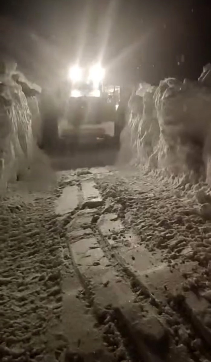 Ambulans, çığ nedeniyle kapanan yolda mahsur kaldı
