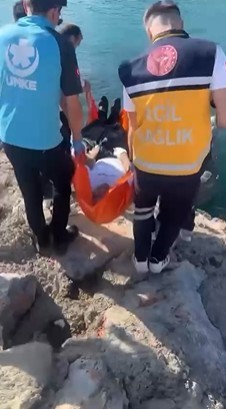 Ambulans kapatılan yol sebebiyle olay yerine ulaşamadı, kalp krizi geçiren vatandaş botla kurtarıldı
