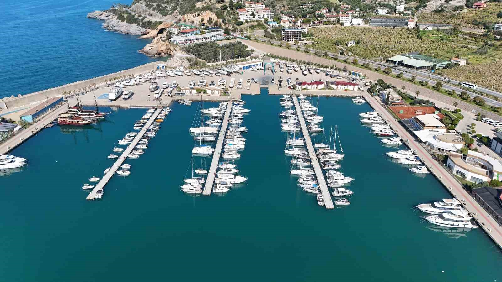 Ambulans kapatılan yol sebebiyle olay yerine ulaşamadı, kalp krizi geçiren vatandaş botla kurtarıldı
