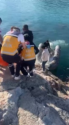 Ambulans kapatılan yol sebebiyle olay yerine ulaşamadı, kalp krizi geçiren vatandaş botla kurtarıldı
