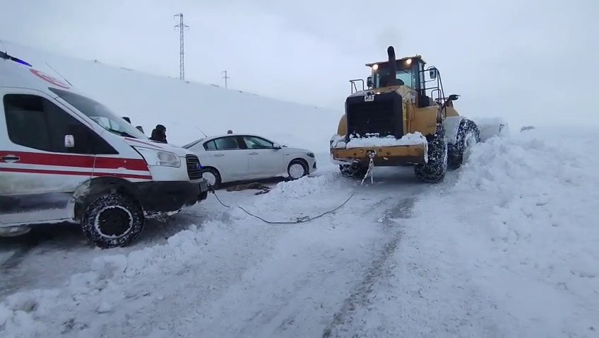 Ambulans kara saplandı
