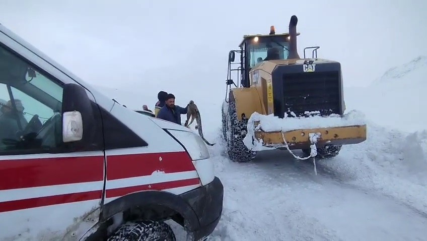 Ambulans kara saplandı
