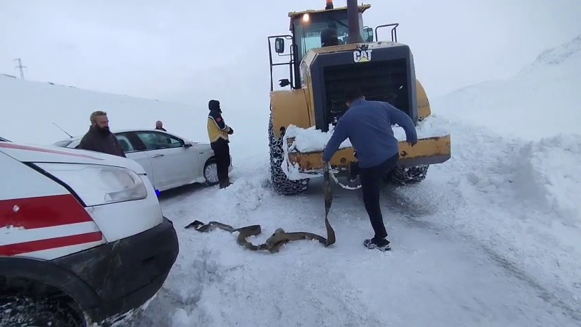 Ambulans kara saplandı
