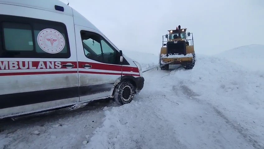 Ambulans kara saplandı

