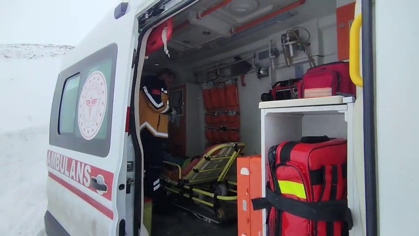 Ambulans kara saplandı
