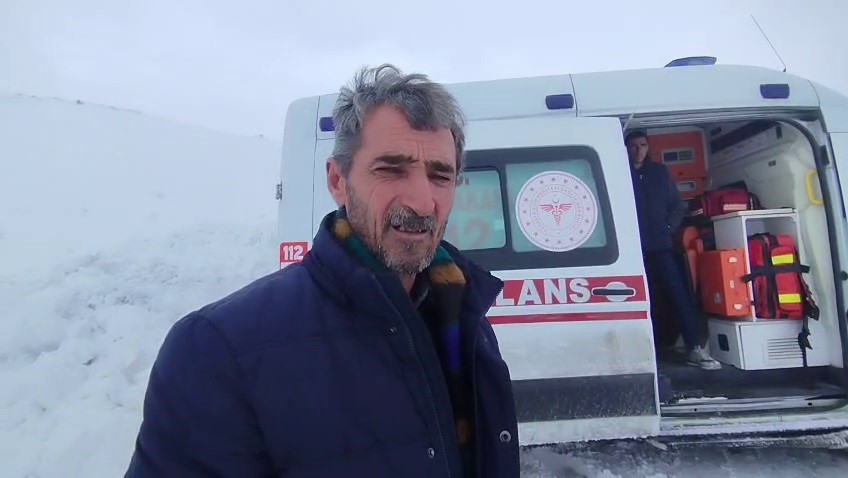 Ambulans kara saplandı
