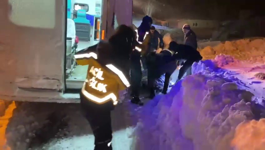 Ambulans karla mücadele ekiplerinin yardımıyla hastaya ulaştı
