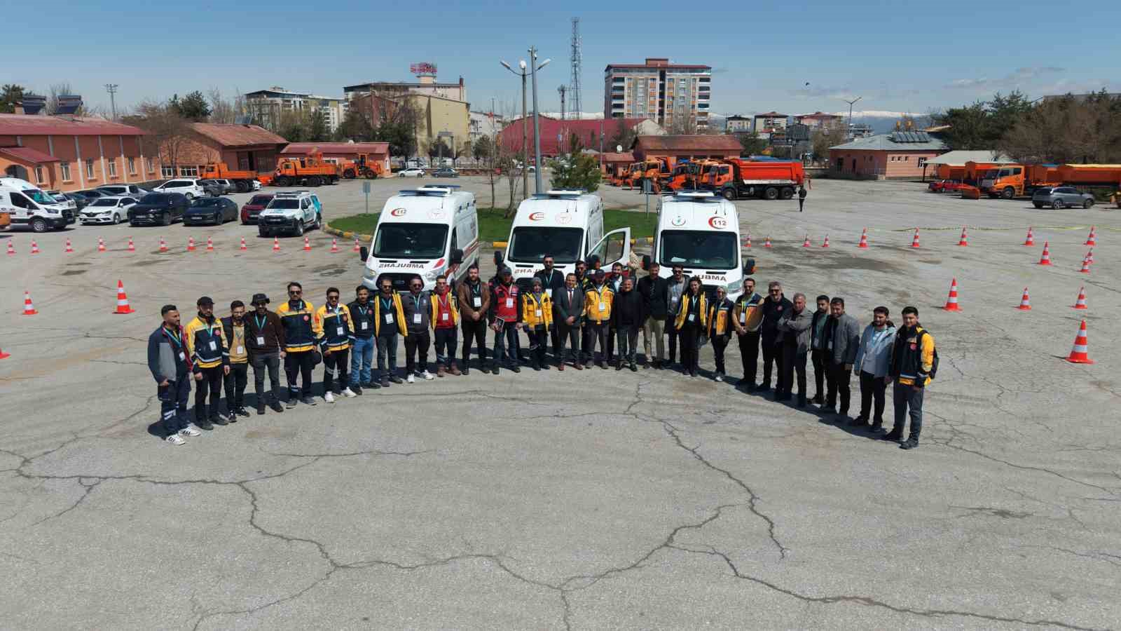 Ambulans sürücülerine sürüş eğitimi
Ambulans sürücülerine sürüş eğitimi