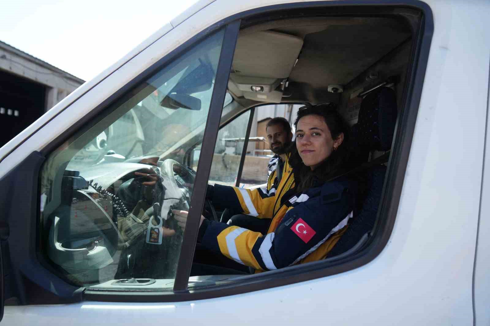 Ambulans sürücülerine sürüş eğitimi
Ambulans sürücülerine sürüş eğitimi