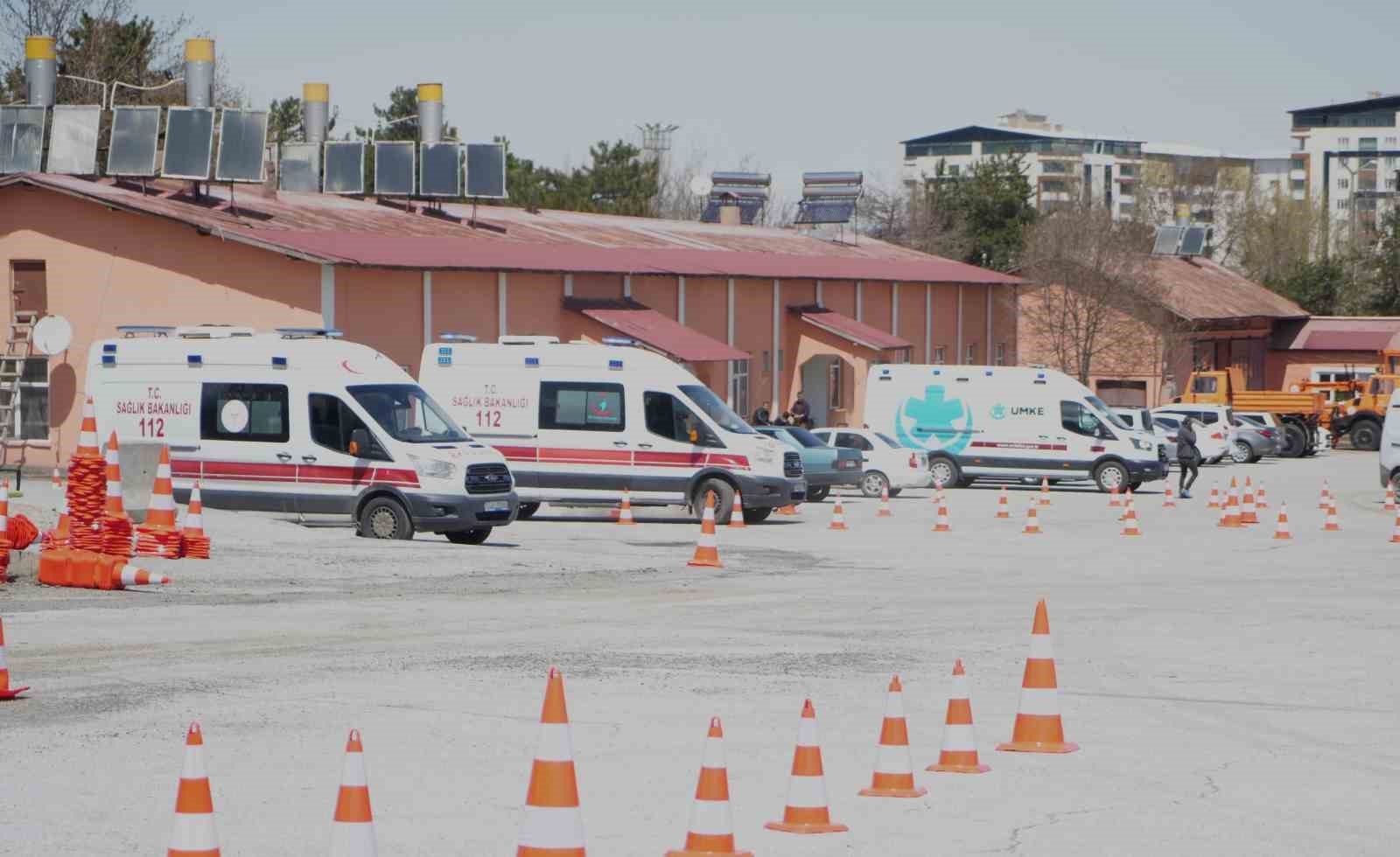 Ambulans sürücülerine sürüş eğitimi
Ambulans sürücülerine sürüş eğitimi