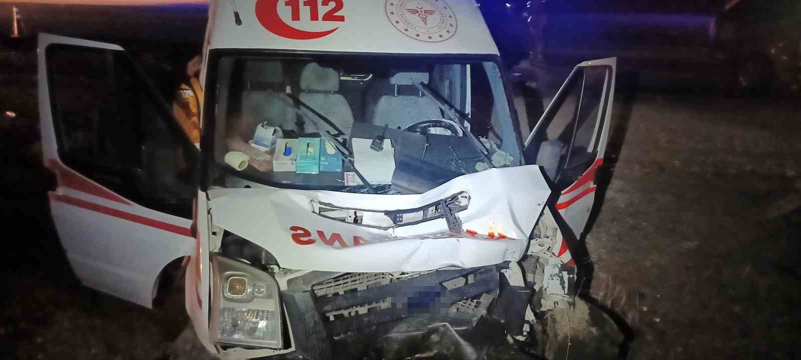 Ambulans traktöre arkadan çarptı: 4 yaralı
