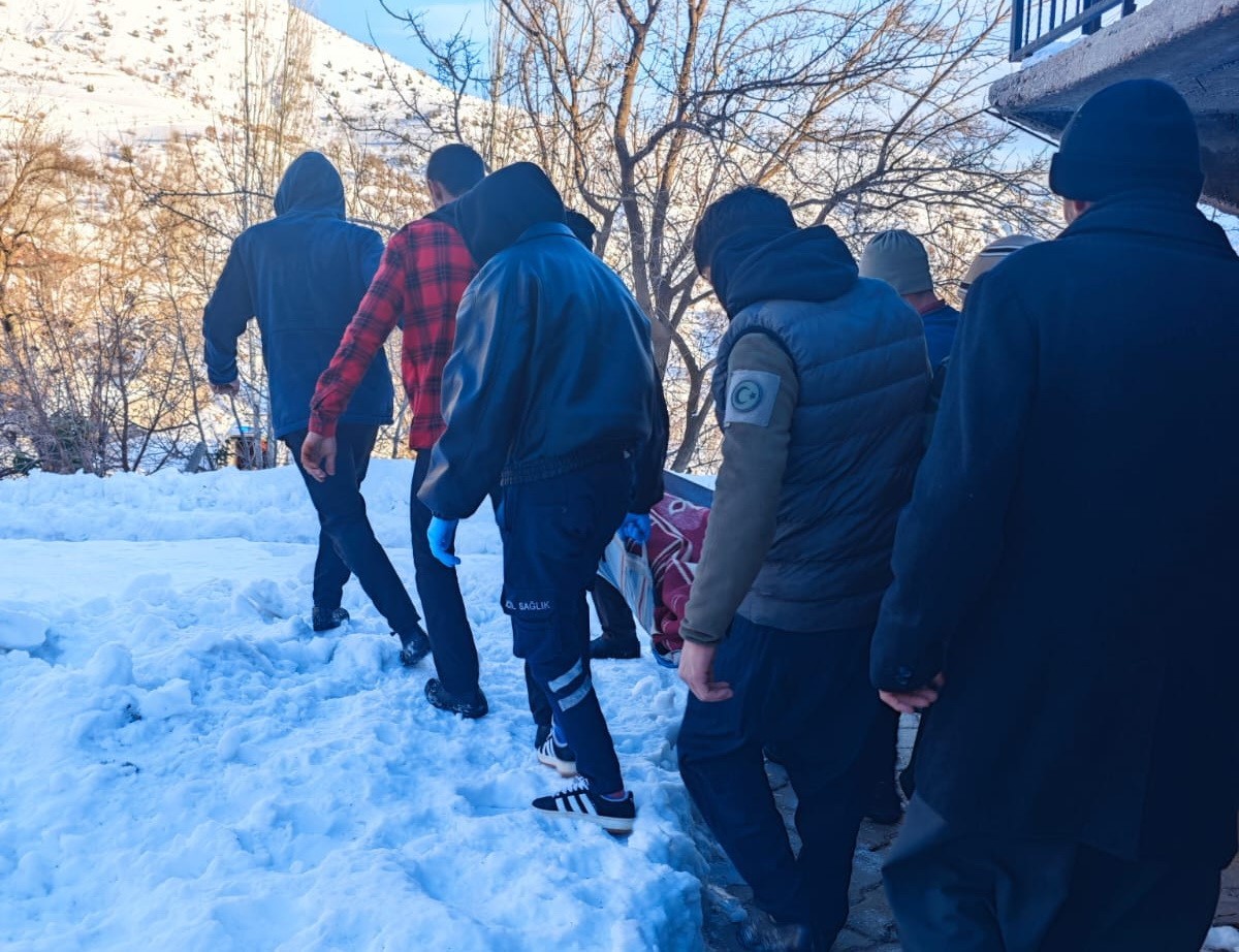 Ambulansa yol açmak için küreklerle seferber oldular
