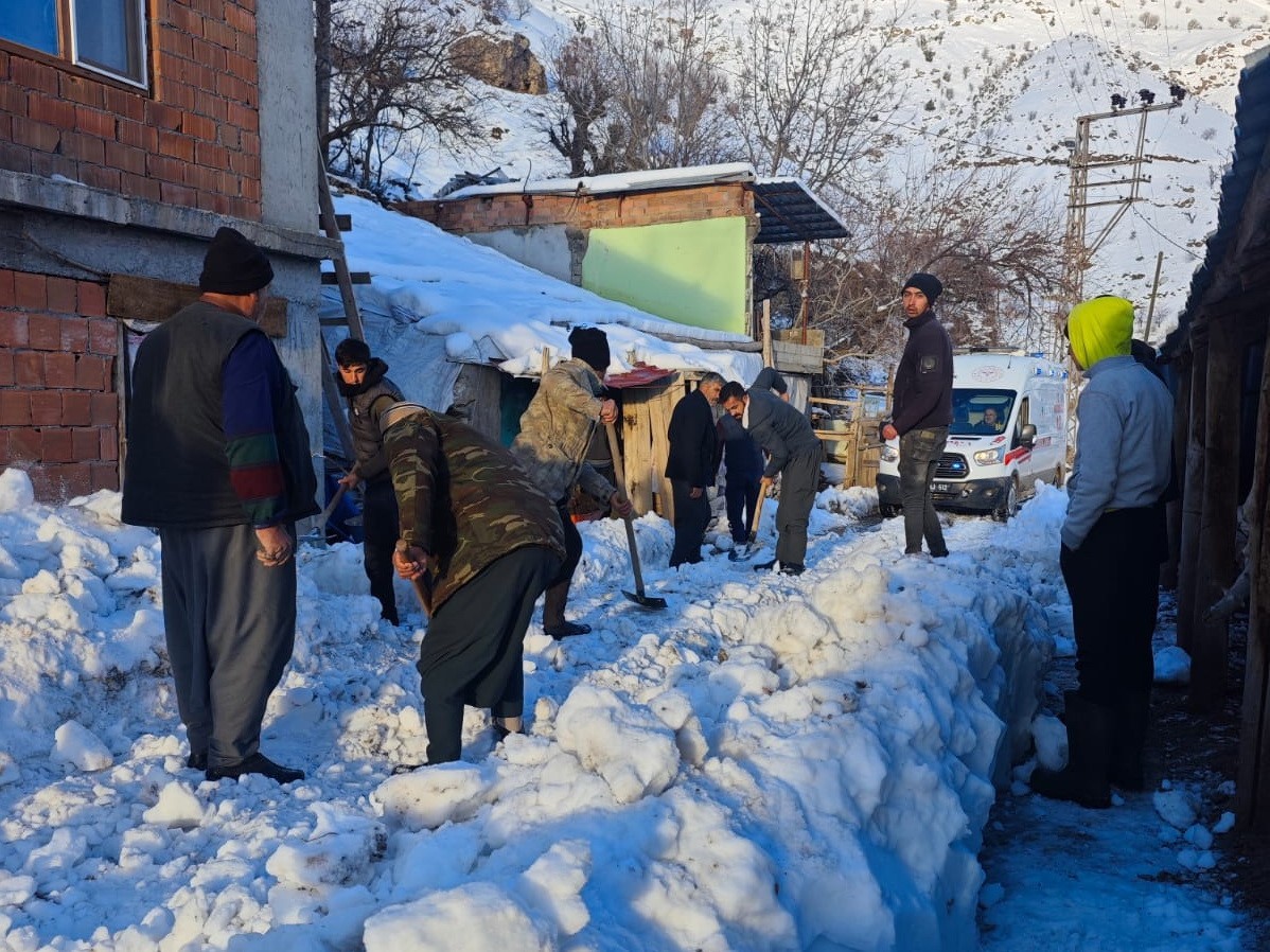 Ambulansa yol açmak için küreklerle seferber oldular
