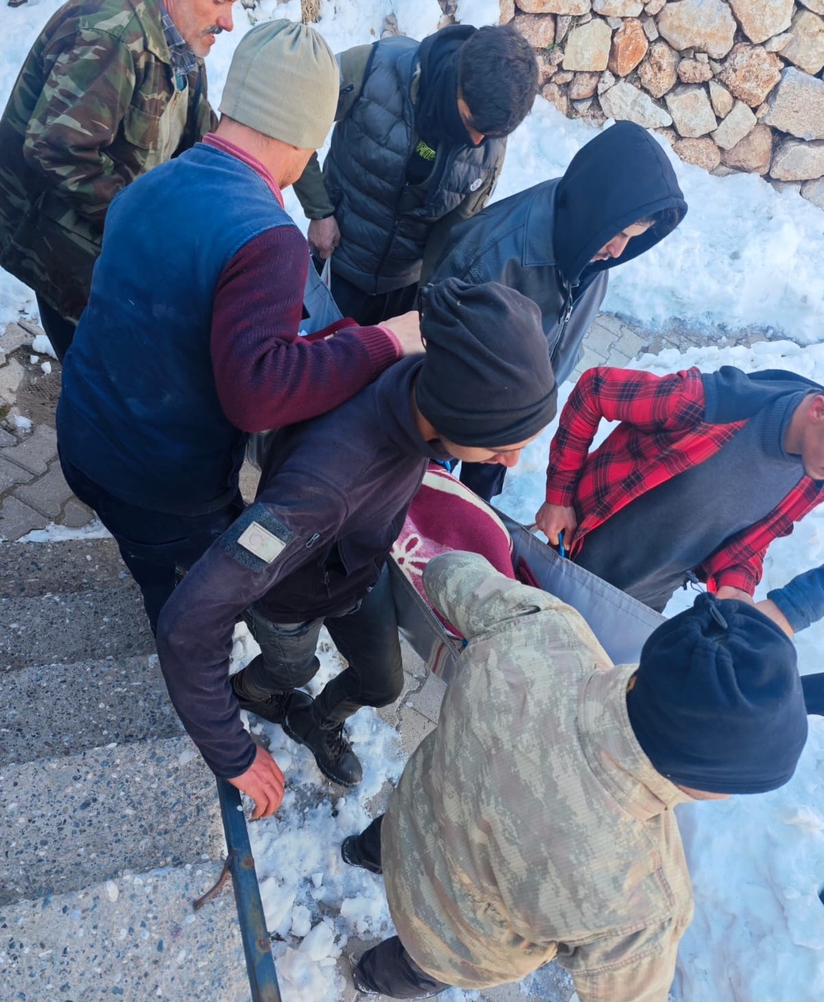 Ambulansa yol açmak için küreklerle seferber oldular
