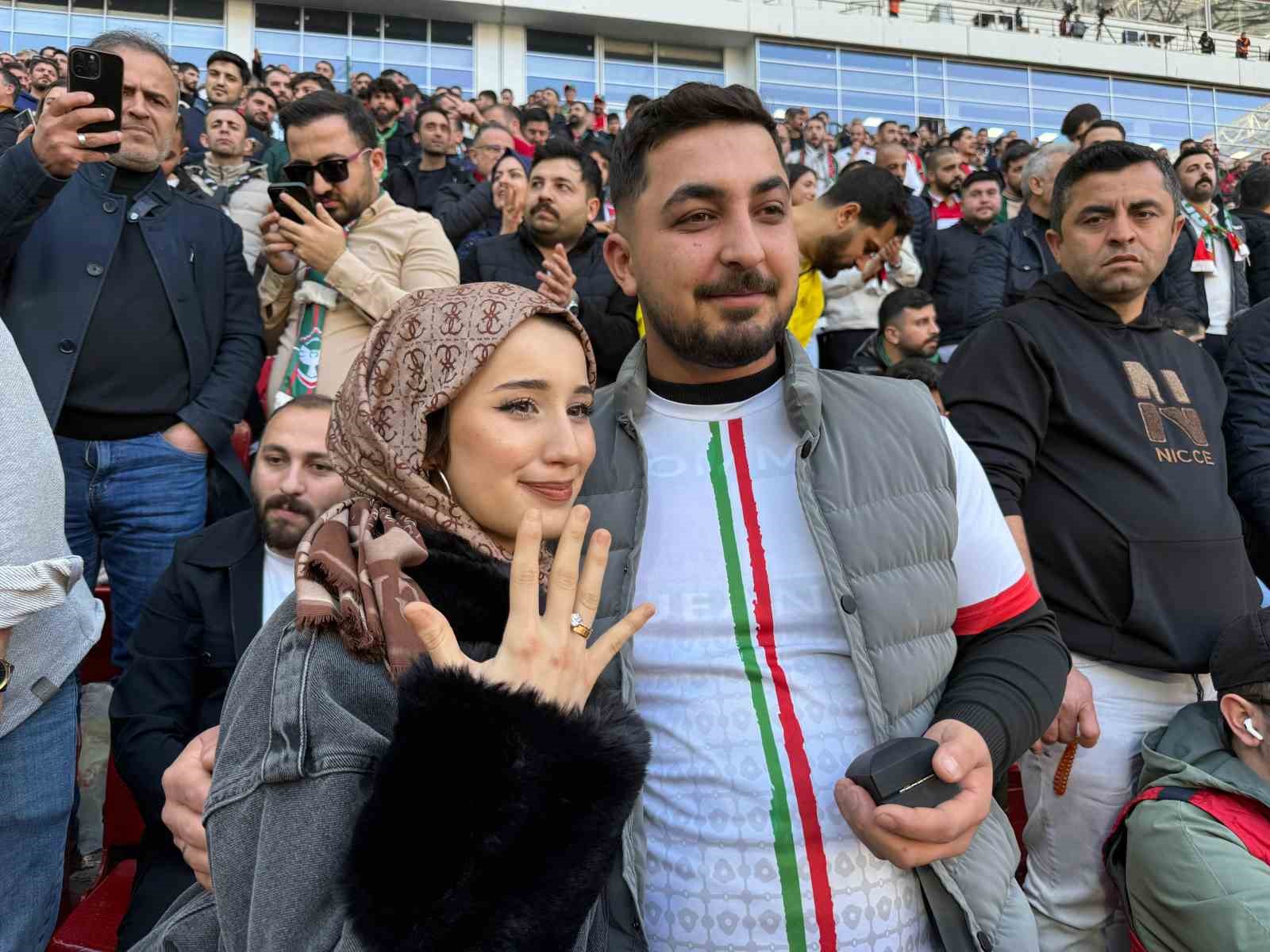 Amed Sportif Faaliyetler maçı öncesi tribünde sürpriz teklif
