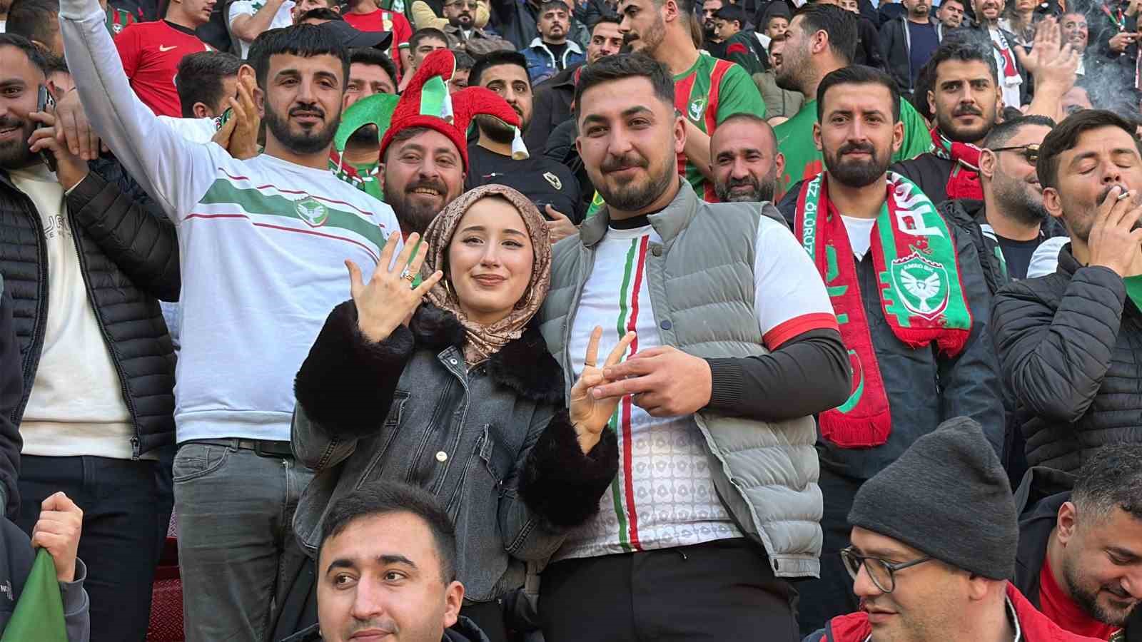 Amed Sportif Faaliyetler maçı öncesi tribünde sürpriz teklif
