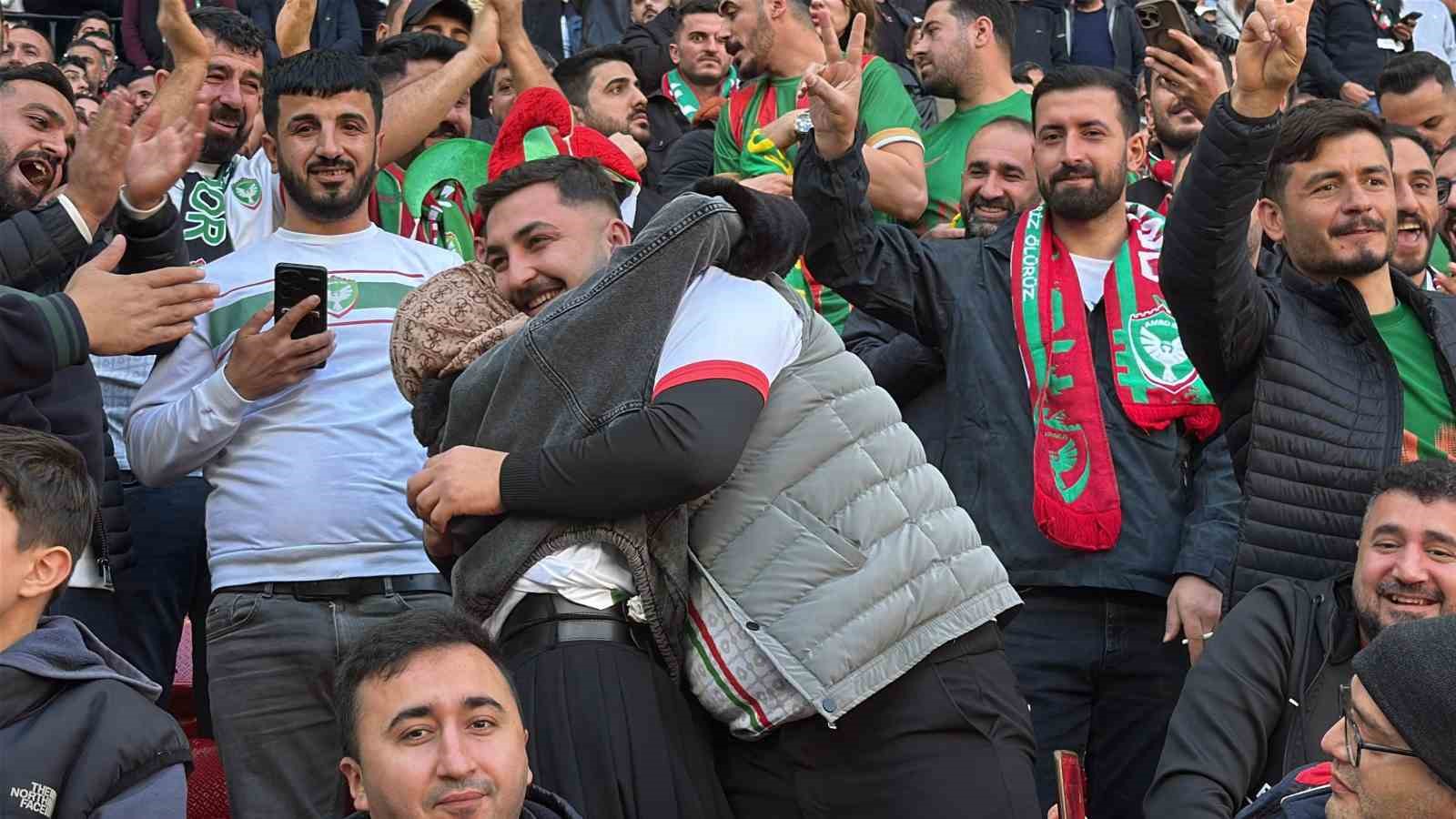 Amed Sportif Faaliyetler maçı öncesi tribünde sürpriz teklif
