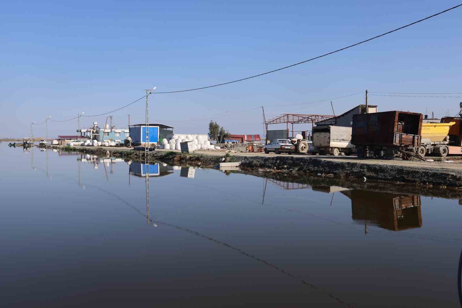 Amik Ovası’nda şiddetli yağışla birlikte tarım arazileri ve evler günlerdir sular altında
