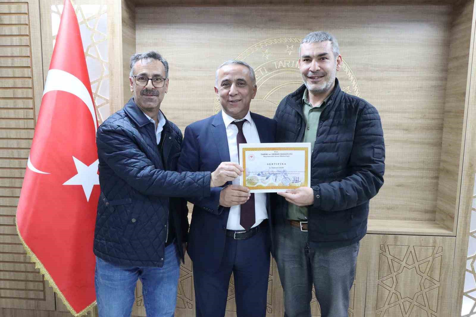 ’Ana Arı Yetiştiriciliği’ kursunu başarıyla bitiren kursiyerlere sertifika
