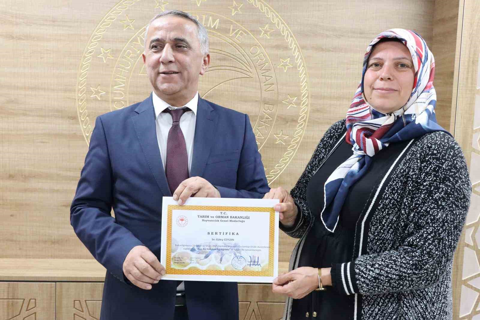 ’Ana Arı Yetiştiriciliği’ kursunu başarıyla bitiren kursiyerlere sertifika
