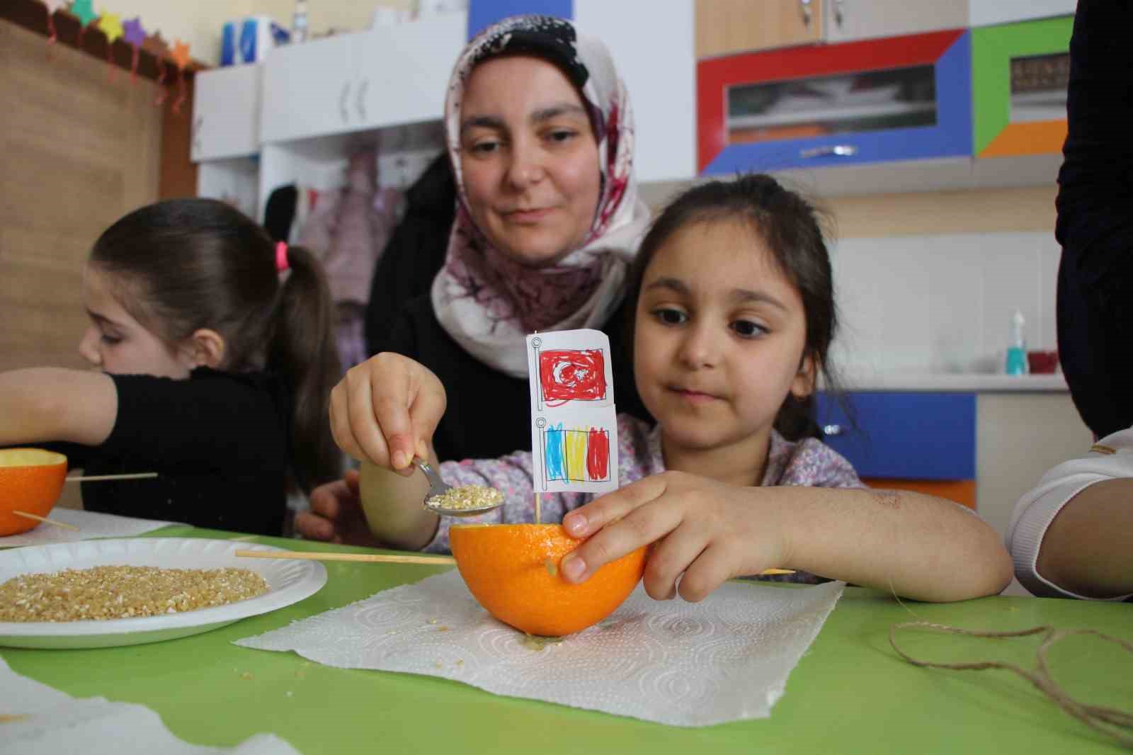 Ana sınıfında portakallar kuşlar için yemlik ve yuvaya dönüştü
