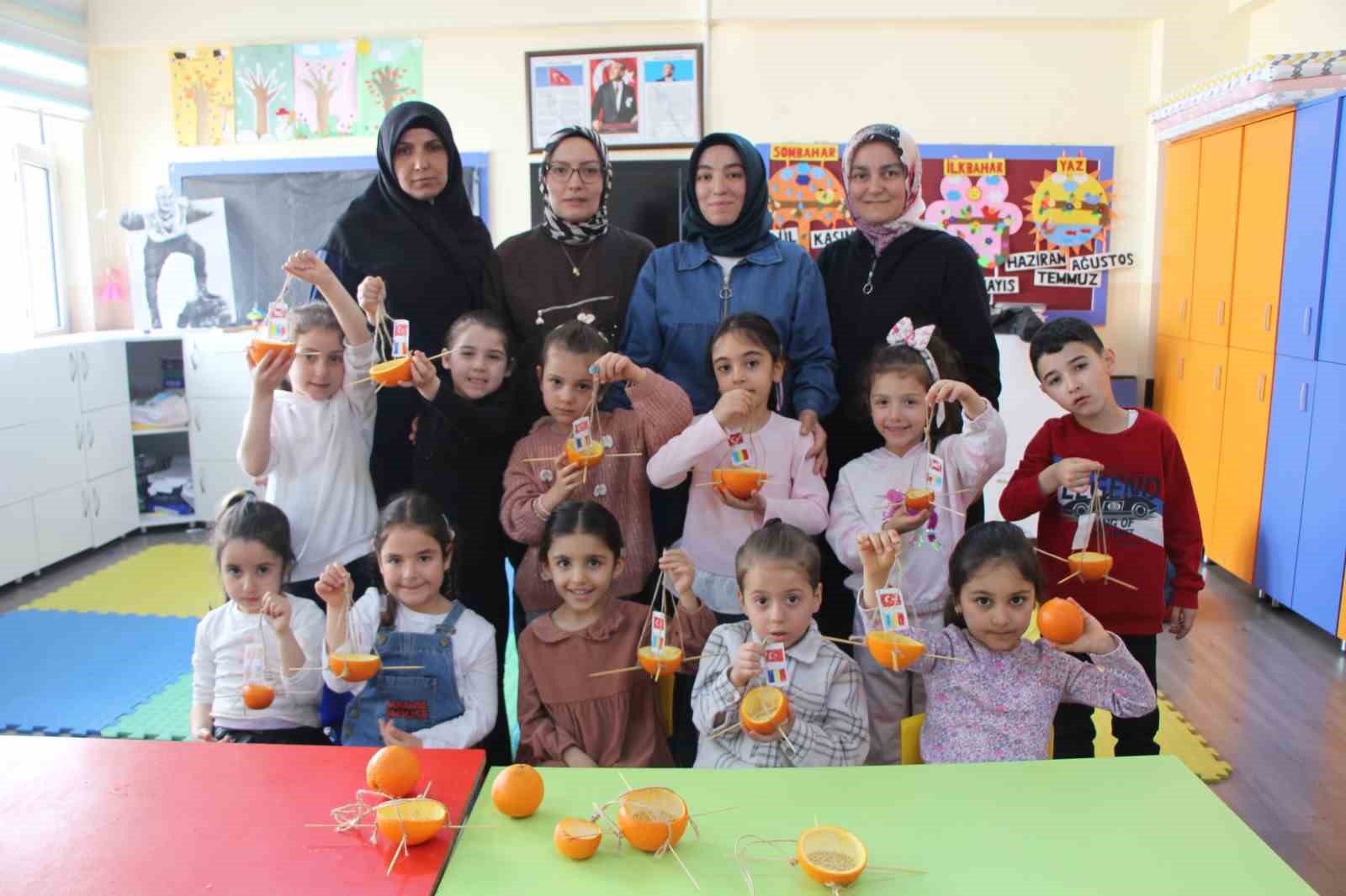 Ana sınıfında portakallar kuşlar için yemlik ve yuvaya dönüştü
