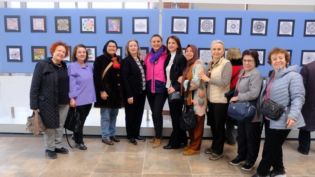 Anadolu Üniversitesi 60 yaş üstü Tazelenme Üniversitesi öğrencilerinden mandala sergisi
Anadolu Üniversitesi 60 yaş üstü Tazelenme Üniversitesi öğrencilerinden mandala sergisi