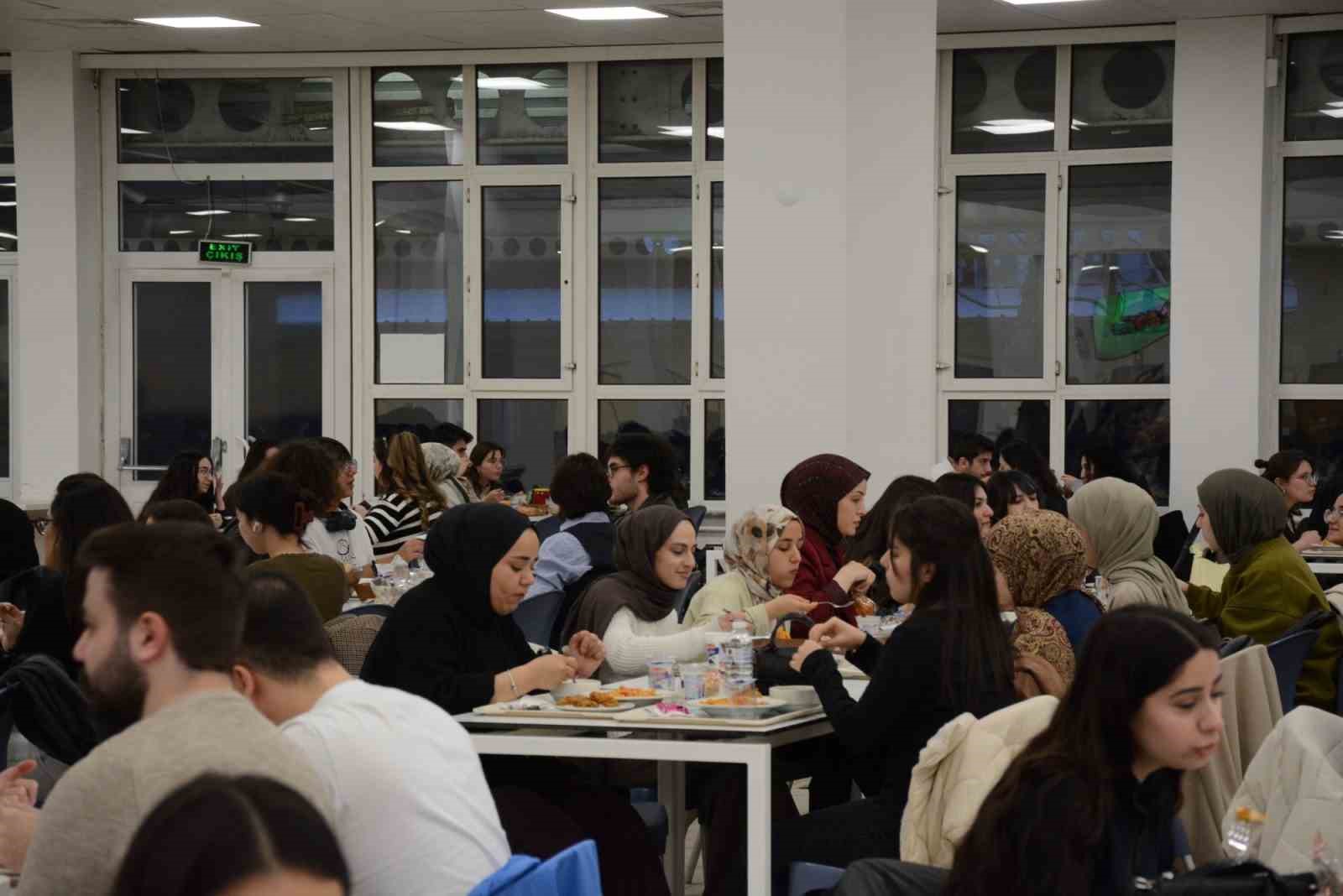 Anadolu Üniversitesi öğrencileri Kadir Gecesi’nde iftar sofrasında buluştu
