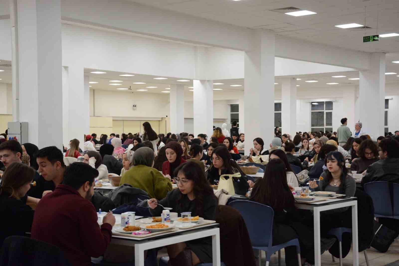 Anadolu Üniversitesi öğrencileri Kadir Gecesi’nde iftar sofrasında buluştu
