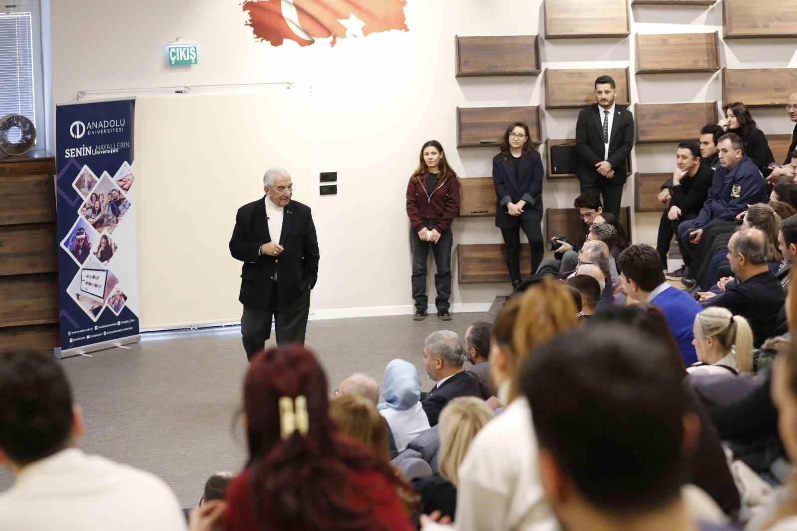 Anadolu Üniversitesi’nde öğrencilere iletişimin altın kuralları anlatıldı
