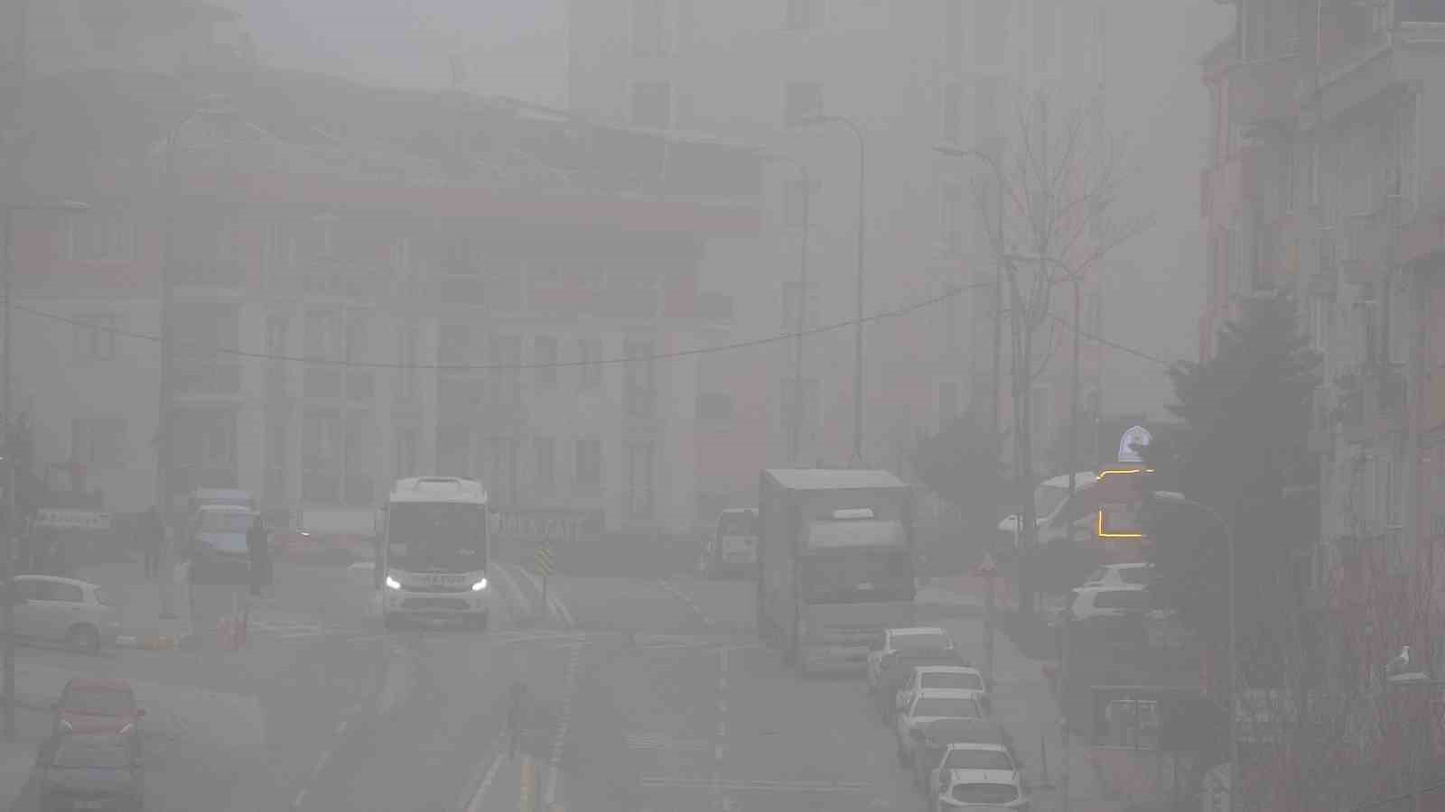 Anadolu Yakası’nda yoğun sis etkili oldu: Görüş mesafesi düştü, sürücüler zor anlar yaşadı
